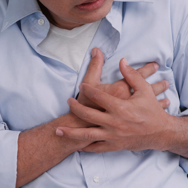 Kalp Krizi Belirtileri Nelerdir? Ne Zaman Hastaneye Gidilmeli?